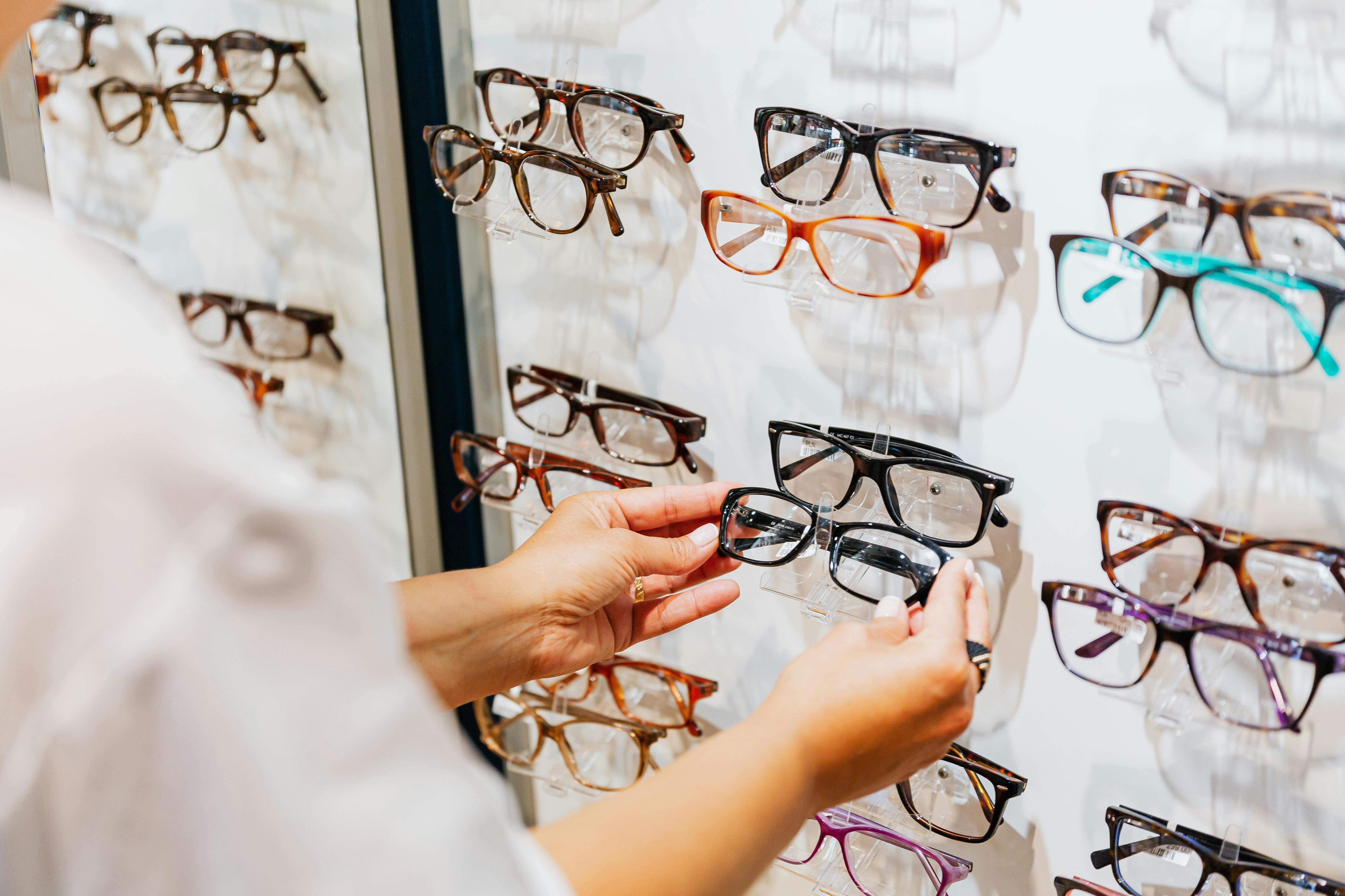 solusi-untuk-mata-minus-175-kacamata-lensa-kontak-atau-lasik