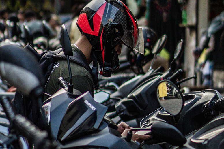 helm-tertutup-bukan-sekadar-pelindung-kepala-cara-melindungi-mata-dari-debu-dan-benda-asing-saat-berkendara