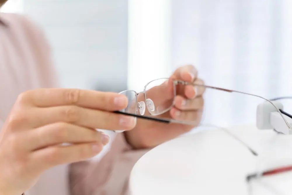 Lasik Mata Unggul dibanding kacamata